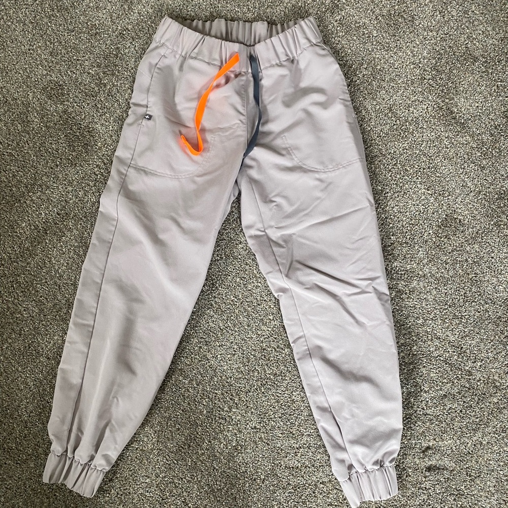 Figs Slate XS 3 pocket top and XSP joggers